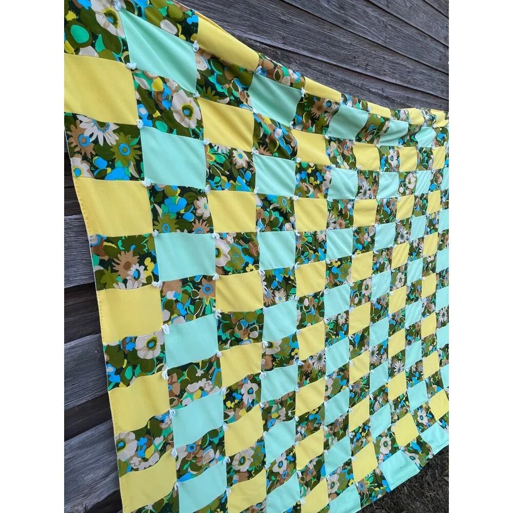 Vintage 1960s Groovy Floral Patchwork Tied Quilt 75x68" - Picture 15 of 16